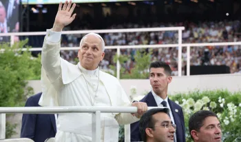 el-papa-en-el-bernabeu-una-iglesia-de-alegria-contagiosa-atrae-a-adultos-a-descubrir-la-fe-por-primera-vez