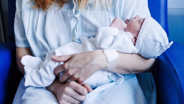 A mother holding her baby, in an image used by Fundación Red Madre