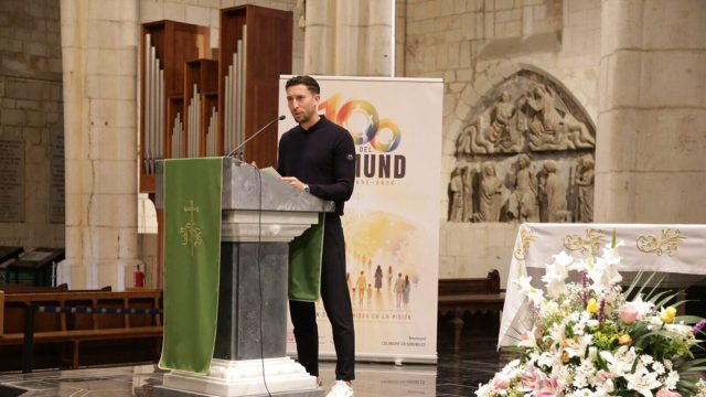 Óscar de Marcos speaking at a lectern during the Domund address in the Old Cathedral of Vitoria